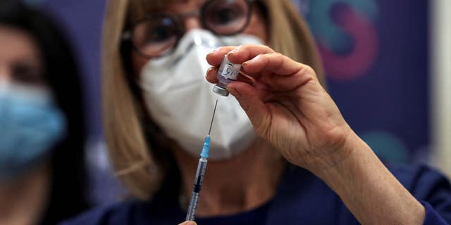 Krankenschwester bereitet Impfstoff vor