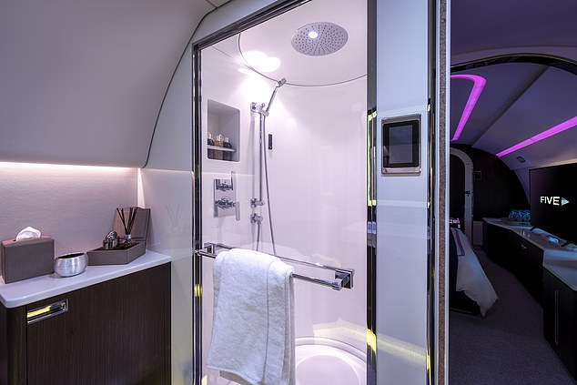 Das Flugzeug trägt den Namen Nine Hotel Five und soll die lebhafte Atmosphäre des berühmten Partyhotels in den Himmel bringen. Es verfügt über Umgebungsbeleuchtung, elegante Innenräume und ein hochmodernes Soundsystem