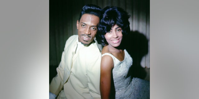 Ike und Tina Turner Rücken an Rücken auf einem Foto aus dem Jahr 1963