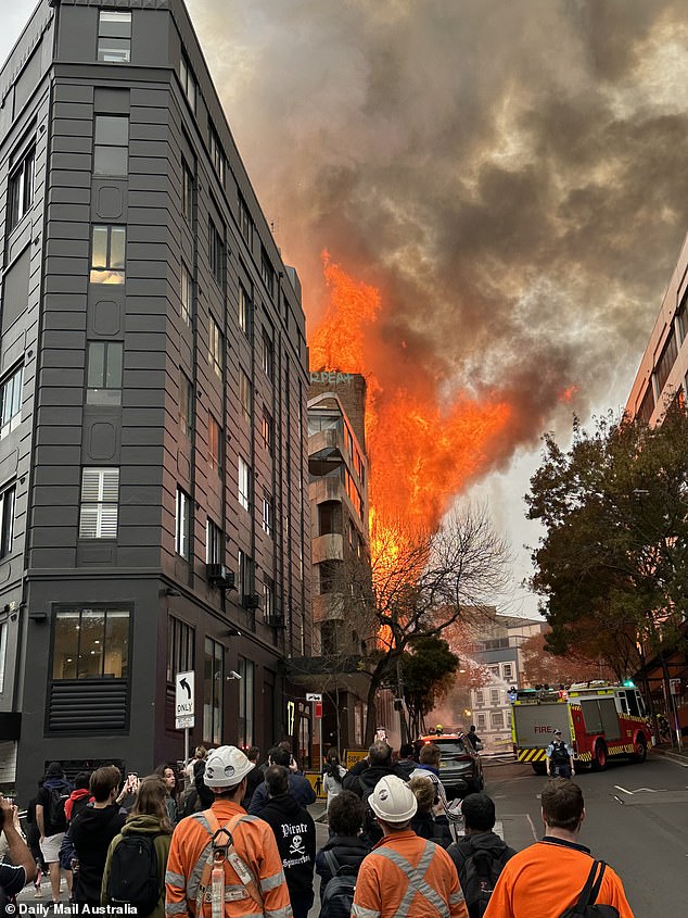 Im zentralen Geschäftsviertel von Sydney ist ein Gebäude in Flammen aufgegangen, wodurch dicke Rauchwolken in den Himmel strömten