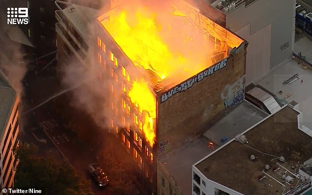 Der Großbrand hat sich inzwischen auf ein zweites Gebäude ausgeweitet und bedroht ein nahegelegenes Wohnhaus.