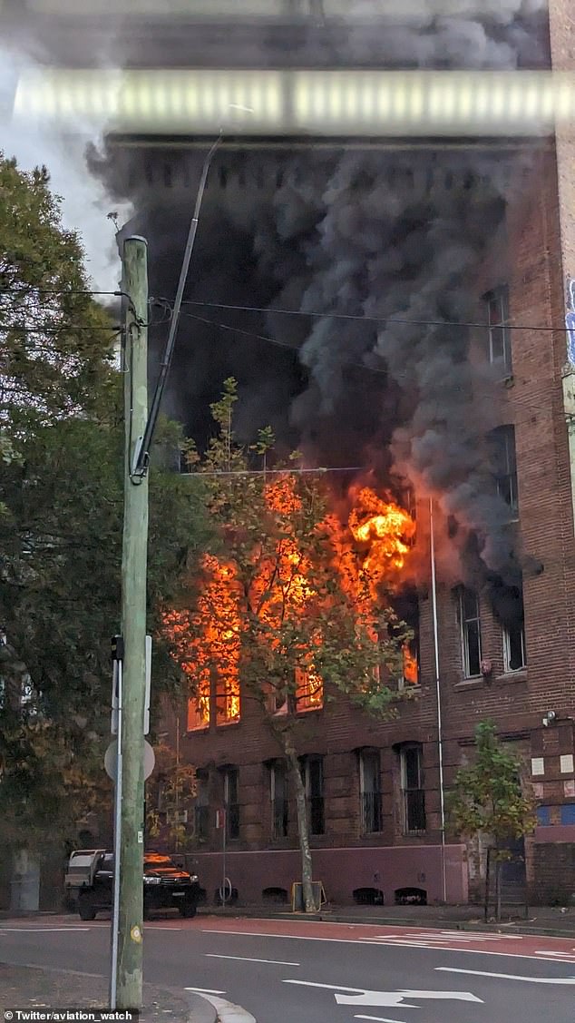 Nach Angaben der Daily Mail Australia wurde bisher das gesamte Dach zerstört, und die Arbeiter in der Gegend befürchten, dass sich das Feuer auf die umliegenden Gebäude ausbreiten könnte