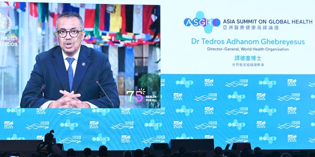 Ein Bildschirm zeigt den Chef der Weltgesundheitsorganisation (WHO), Tedros Adhanom
