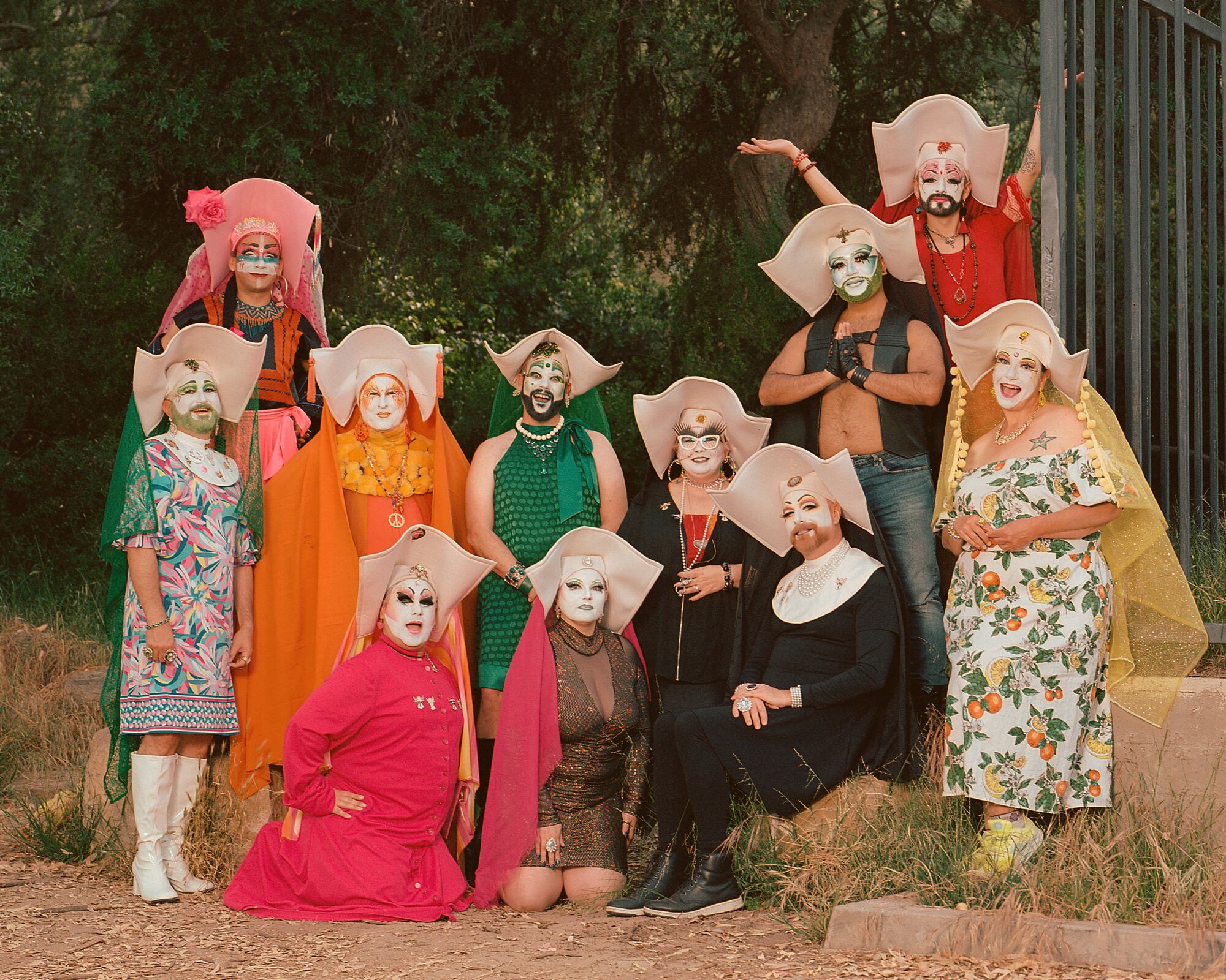 Gruppenporträt der Sisterhood of Perpetual Indulgence, einer Gruppe von Drag-Nonnen, im Freien.