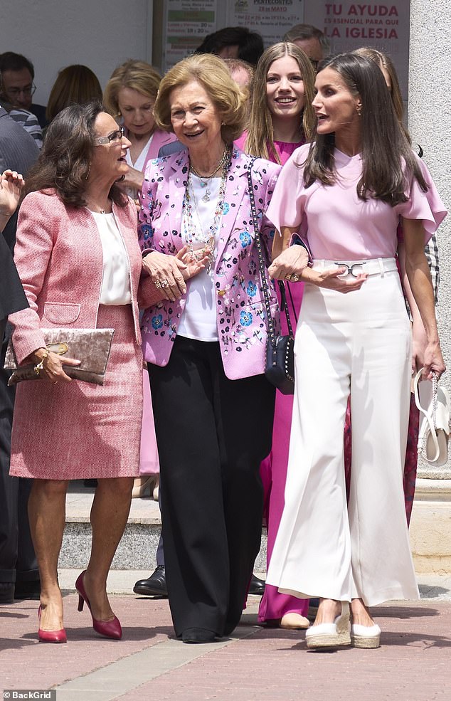 Königin Letizia wurde abgebildet, als sie Arm in Arm mit ihrer Schwiegermutter Sofia und ihrer eigenen Mutter Paloma die Kirche verließ