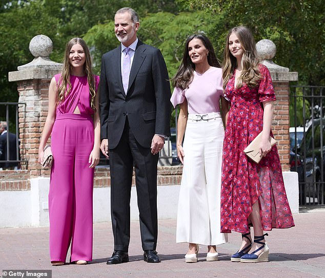 König Felipe und Königin Letizia posierten heute Nachmittag mit ihren beiden Töchtern vor dem Gottesdienst