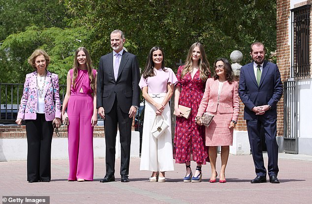 Zur vierköpfigen Familie gesellten sich König Felipes Mutter Sofia (ganz links), 84, und Letizias Eltern Paloma und Jesus Ortiz (rechts).
