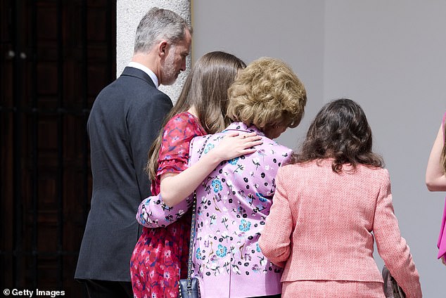 Im Bild: Prinzessin Leonor legt ihren Arm um ihre Großmutter Sofia, als sie mit Paloma und Felipe die Kirche betreten