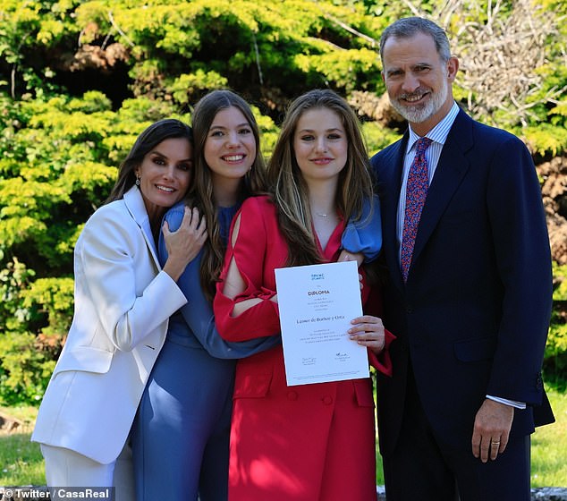 König Felipe VI., Königin Letizia und Prinzessin Sofia reisten alle aus Spanien an, um Prinzessin Leonor, 17, der Thronfolgerin zu gratulieren, da sie gerade ihre Ausbildung am UWC Atlantic abgeschlossen hat