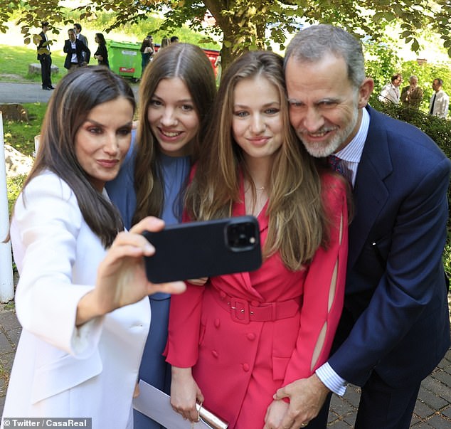 Die spanische Königsfamilie strahlte und machte anlässlich von Leonors Abschlussfeier ein Selfie