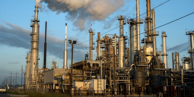 BATON ROUGE, LOUISIANA – 12. OKTOBER: Rauch steigt aus einer der vielen Chemiefabriken in der Gegend auf 12. Oktober 2013. „Cancer Alley“ ist eines der am stärksten verschmutzten Gebiete der Vereinigten Staaten und liegt am einst unberührten Mississippi, der sich über einige Längen erstreckt 80 Meilen von New Orleans nach Baton Rouge, wo sich neben Vorstadthäusern eine dichte Ansammlung von Ölraffinerien, petrochemischen Anlagen und anderen chemischen Industrien befindet.  (Foto von Giles Clarke/Getty Images.)