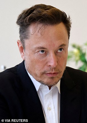 Elon Musk, der am 15. Mai in Paris gesehen wurde, wurde am Mittwoch durch die technischen Ausfälle von Twitter gedemütigt