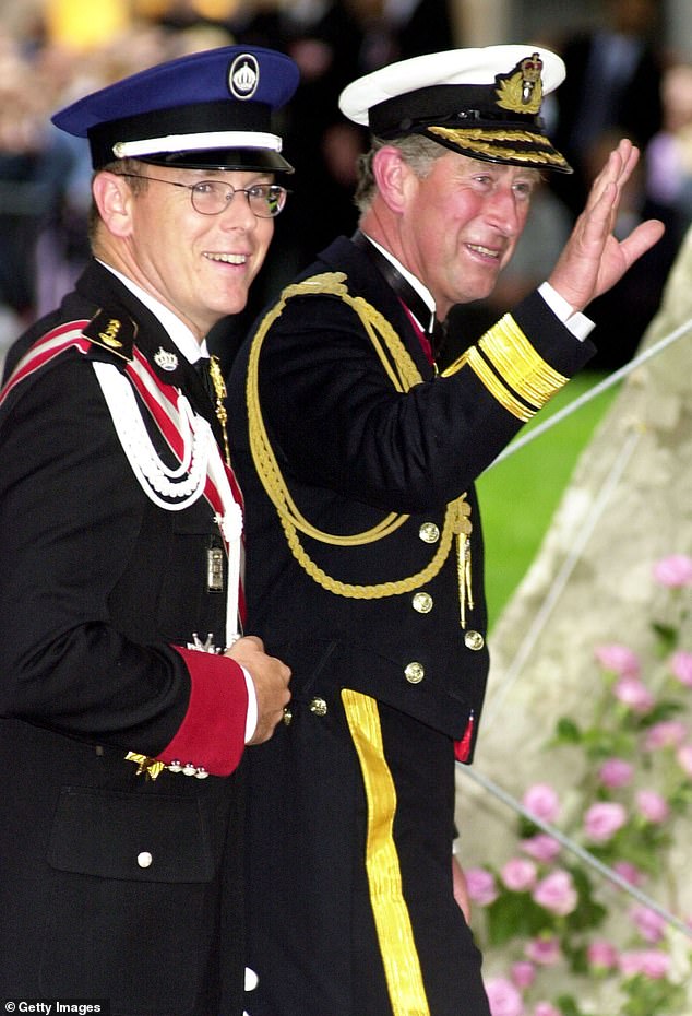 König Charles scherzte, dass Albert und er „alte Kameraden“ seien.  Gemeinsam abgebildet bei der Hochzeit des norwegischen Kronprinzen Haakon und Mette-Marit im Jahr 2001