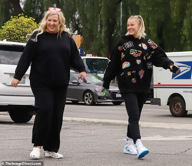 Alle lächeln: Die 20-jährige Tänzerin lächelte beim Spaziergang mit ihrer Mutter Jessalynn