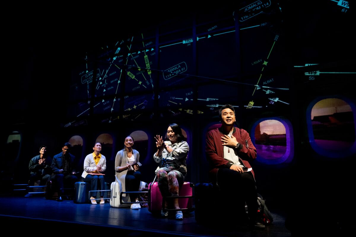 Schauspieler sitzen auf Flugzeugsitzen auf der Bühne "Auf dieser Seite der Welt."