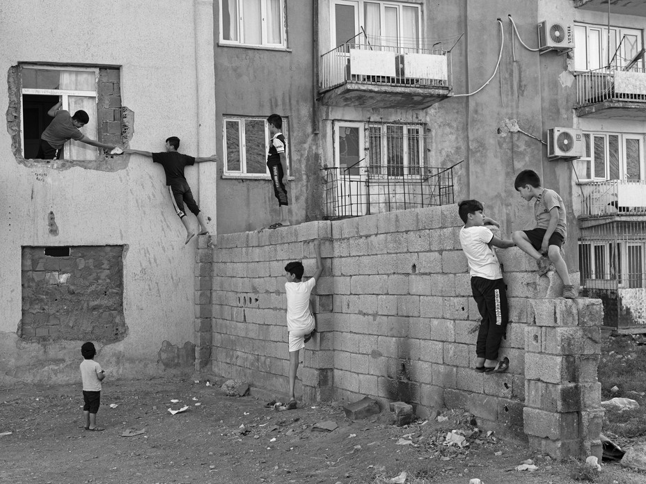 Bild von syrischen Kindern, die im Istasyon-Viertel von Mardin spielen.