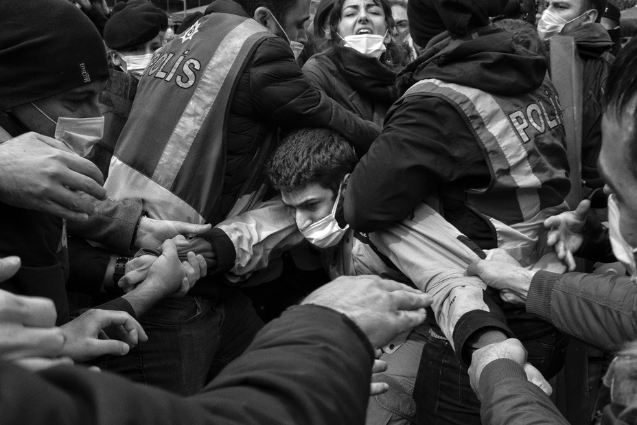 Bild von Protesten zur Unterstützung von Bogaziçi-Studenten, die verhaftet wurden, weil sie eine Regenbogenfahne zeigten.
