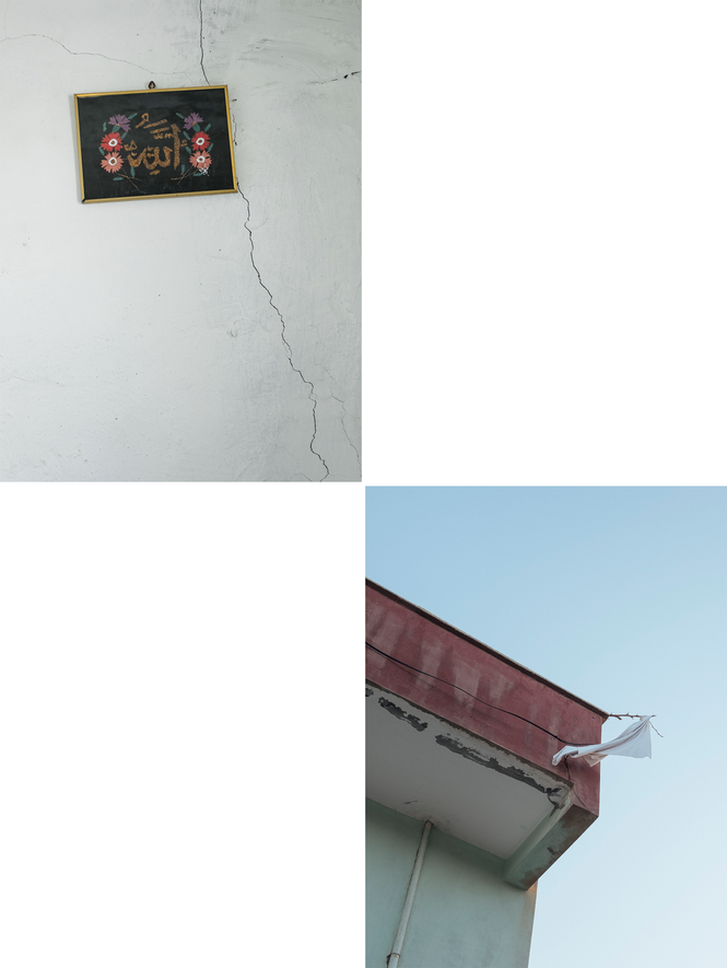 Linkes Foto zeigt einen religiösen Rahmen mit der Aufschrift „Gott“ an der Wand eines Hauses in Hasankeyf.  Das rechte Foto zeigt Zivilisten, die in Nusaybin, Türkei, eine weiße Flagge an ihr Haus hängen, um zu zeigen, dass sie unbewaffnet sind.  Rechtes Foto 