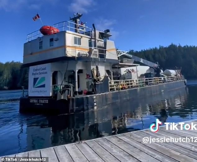 Ein TikTok-Clip zeigt einen Lastkahn der Central Coast Marine Services, der Vorräte – Eis und Treibstoff – an die Bewohner liefert