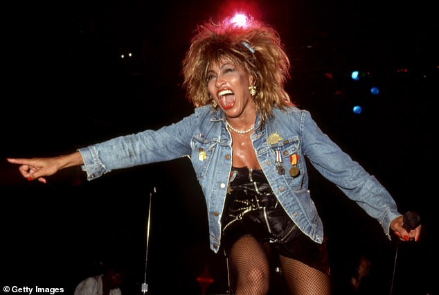 Tina Turner trat 1985 auf ihrer „Private Dancer Tour“ in ihrer legendären Jeansjacke auf