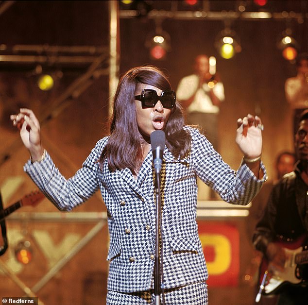 1966 entschied sich Tina für eine Kombination aus Blazer und Rock mit Gingham-Muster für „Ready Steady Go!“.  in den Wembley Television Studios in London
