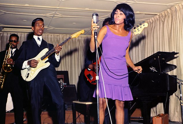 Tina und ihr Ex-Mann Ike sind 1964 bei einem gemeinsamen Auftritt in Texas zu sehen, wo sie ein leuchtend violettes Kleid trägt