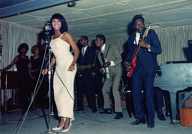 Glamourös: Die amerikanische Sängerin strahlte, als sie 1964 mit ihrem damaligen Ehemann Ike in einem umwerfenden silbernen Kleid auftrat