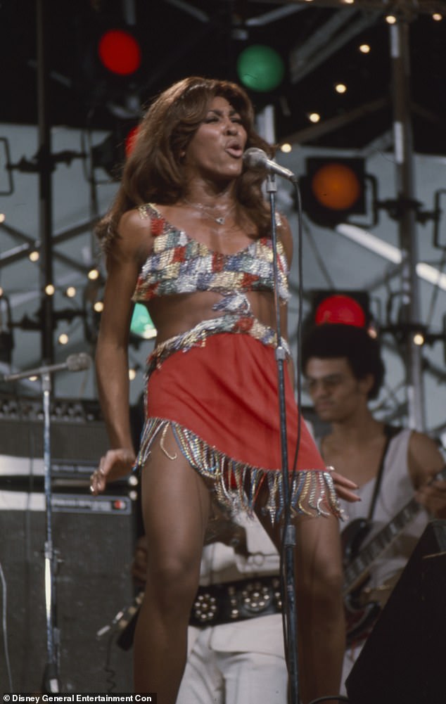 Tina Turner und Ike wurden in der ABC-TV-Serie „In Concert“ gegründet, wo sie ein mehrfarbiges Kleid mit ausgeschnittenen Details an der Taille trug