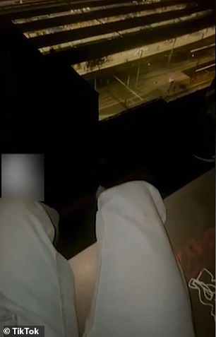Ein Junge teilte ein Video von sich selbst, wie er auf einem Balken saß