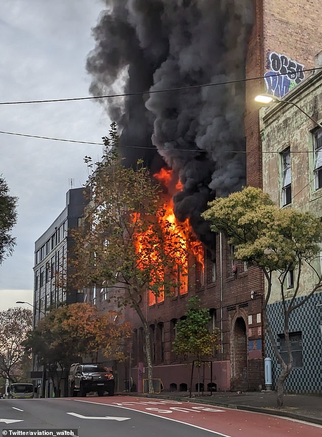 Das Gebäude ging am Donnerstagnachmittag in Flammen auf und brachte das Geschäftsviertel von Sydney zum Stillstand