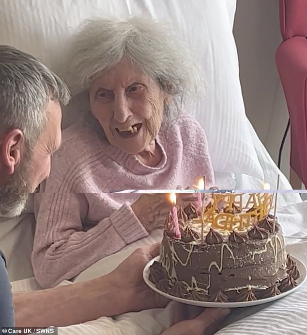 Die Mitarbeiter von Care UKs Silversprings überraschten Joyce mit einer Geburtstagstorte.  Sie scherzte, dass die ganze Schokolade, die sie isst, auch eine Rolle dabei gespielt haben muss, dass sie 102 Jahre alt wurde