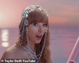 Atemberaubend: Das Paar fährt bald mit dem Kajak durch jenseitige Gewässer, wobei Taylor einen diamantenen Kopfschmuck trägt und Ice Spice einen glamourösen Umhang überzieht