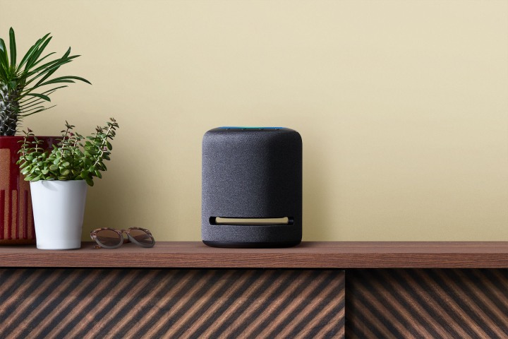 Amazon Echo Studio Alexa Smart Speaker auf einem Tisch.