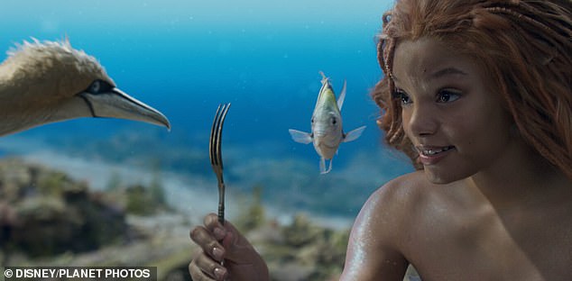 Halle fügte hinzu, dass sie es liebte, Ariel im Disney-Film zu spielen, da sich ihre Meerjungfrauenfigur auf eine ähnliche Wachstumsreise begibt wie sie.  Im Bild: Halle Bailey als Ariel