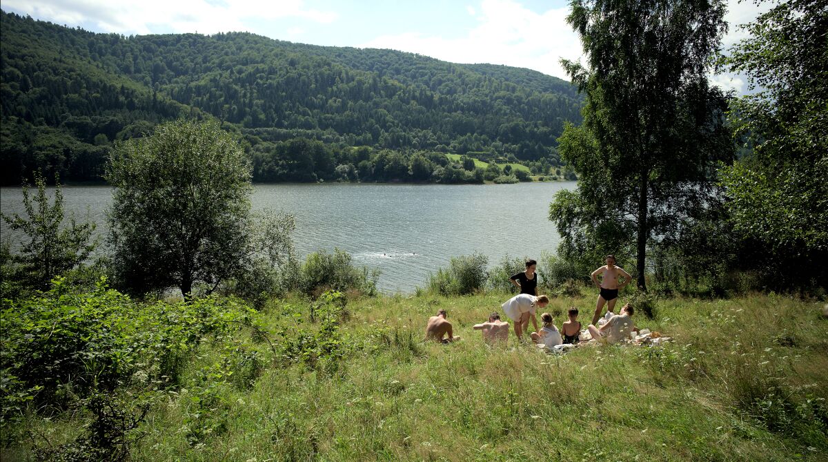 Eine Gruppe Picknicker an einem See.