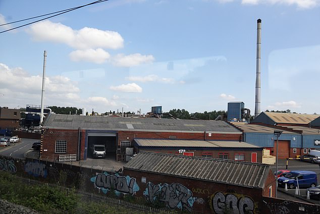 Fabrikschornsteine ​​und Industriegelände in Oldbury