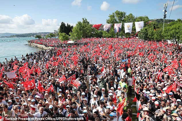 Eine Menschenmenge bei einer Erdogan-Kundgebung in Istanbul am 27. Mai 2023