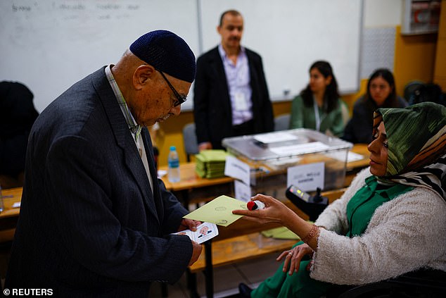 Eine Person, die heute in der zweiten Runde der Präsidentschaftswahl in Istanbul abstimmt