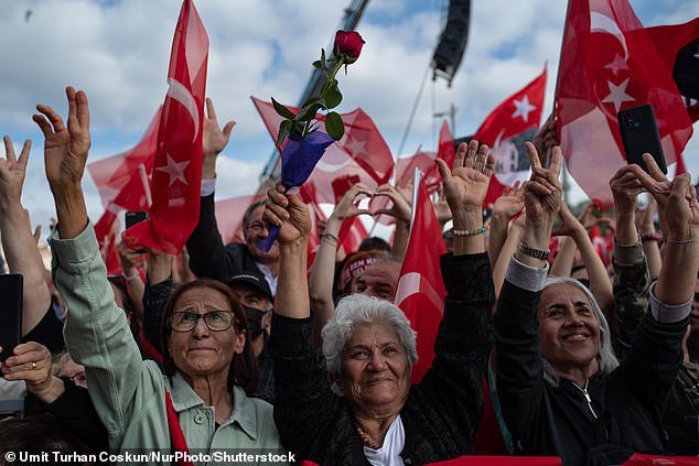 Anhänger der Republikanischen Volkspartei schwenken Fahnen bei einer Wahlkundgebung in Istanbul