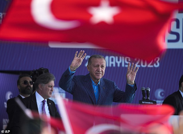 Der 69-jährige Erdogan trotzte Meinungsumfragen und lag am 14. Mai in der ersten Wahlrunde mit einem Vorsprung von fast fünf Punkten vor seinem Rivalen deutlich vorne. Erdogan ist gestern abgebildet
