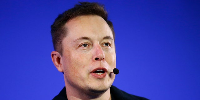 Elon Musk spricht auf einer Veranstaltung