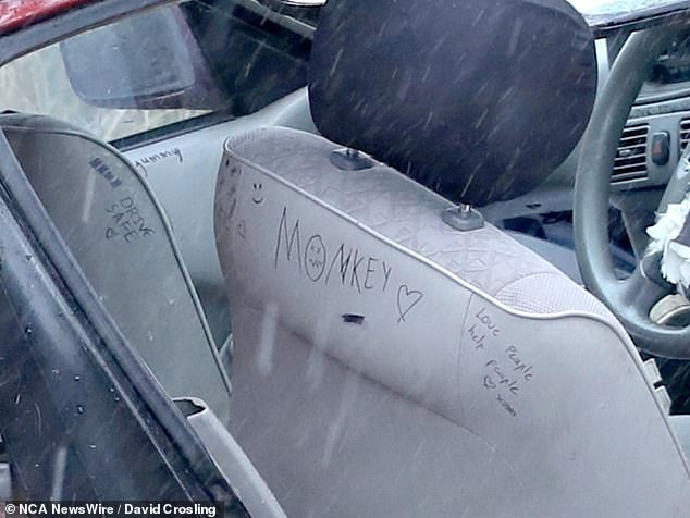 Auf den Sitzen des roten Toyota Corolla waren Botschaften geschrieben – darunter die tragischen Worte „Fahre vorsichtig“ und „Liebe Menschen, hilf Menschen“ (im Bild).