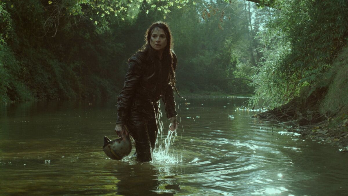 Frau taucht aus einem Teich auf