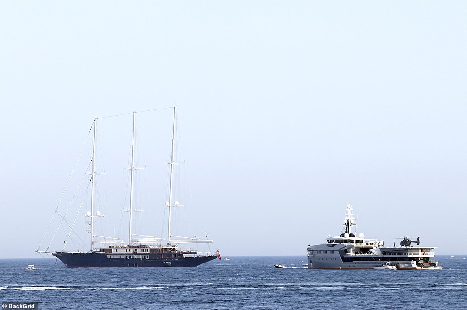 Jeff Bezos und seine Freundin Lauren Sanchez machen Urlaub auf seiner Yacht „Koru“ (links) mit der Begleityacht „Abeona“ (rechts) in Cannes