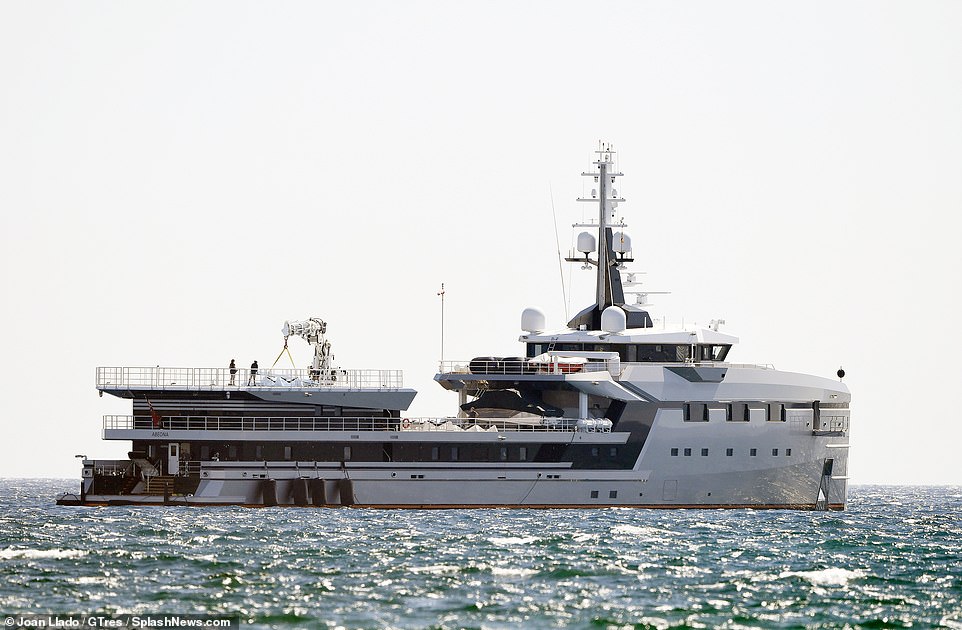 Die Yacht Abeona, Hilfsschiff der Segelyacht Koru und im Besitz des Milliardärs Jeff Bezos, liegt in der Bucht von Palma de Mallorca vor Anker