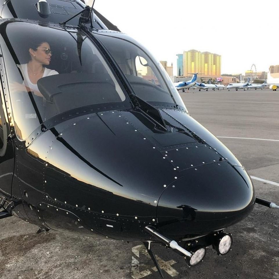 Ein Hauptgrund dafür, dass Bezos die Schattenyacht kaufte, war, dass seine Verlobte Lauren Sanchez, eine ausgebildete Hubschrauberpilotin, ihren Airbus ACH-135 auf See landen konnte – da die größere Koru keinen eigenen Landeplatz hat, heißt Luxurylaunches gemeldet