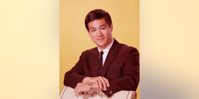 Bruce Lee im Anzug mit schmaler Krawatte