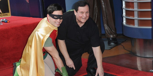 Burt Ward mit einem Robin-Imitator, der sich bückt, um einen Stern auf dem Hollywood Walk of Fame zu berühren