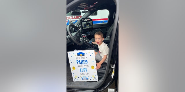 kleiner Junge im Polizeiauto
