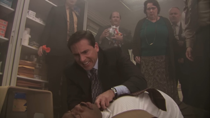 Das-Büro-Michael-kniet-über-Stanley